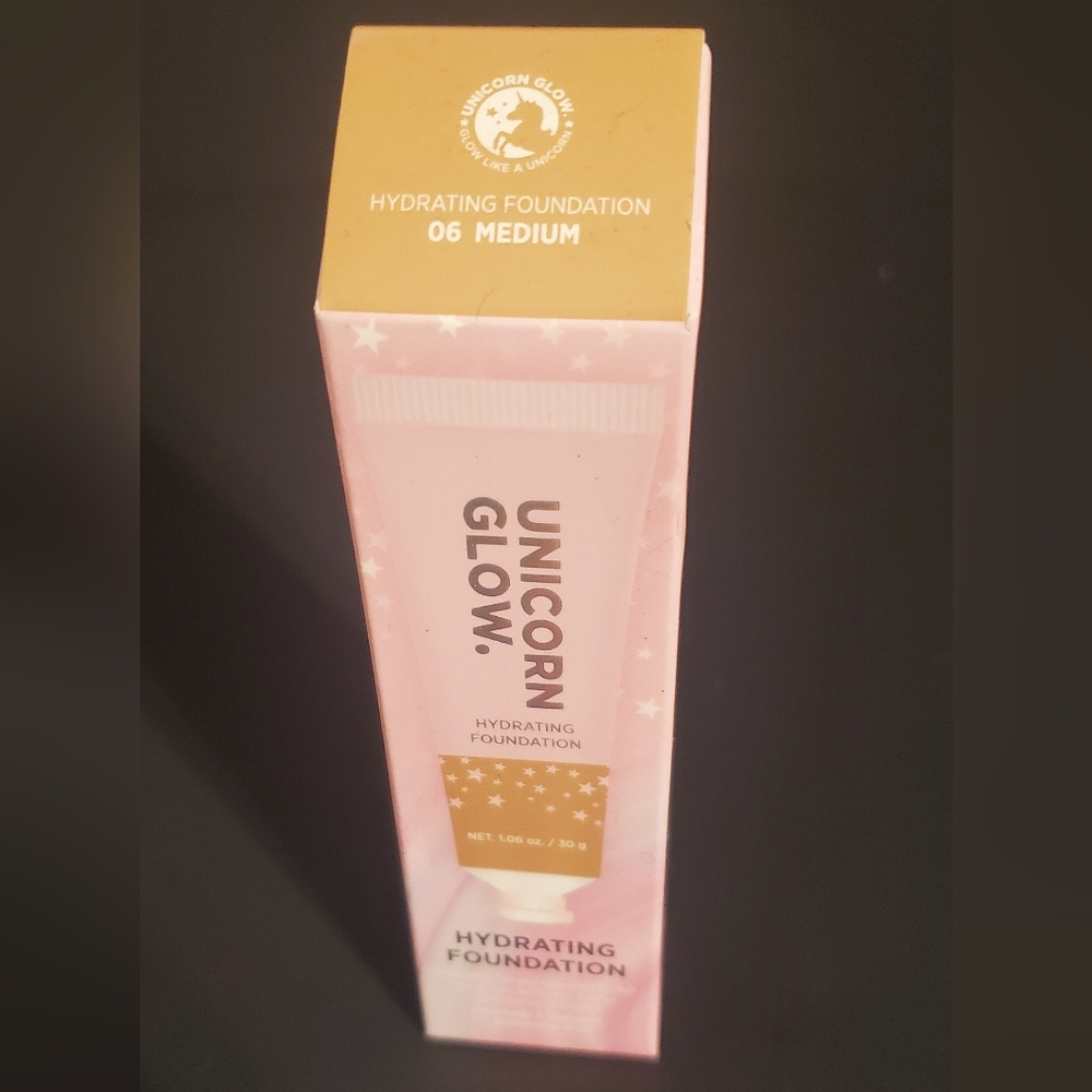 **3PACK** Unicorn Glow Hydrating Foundation- #06 Medium
